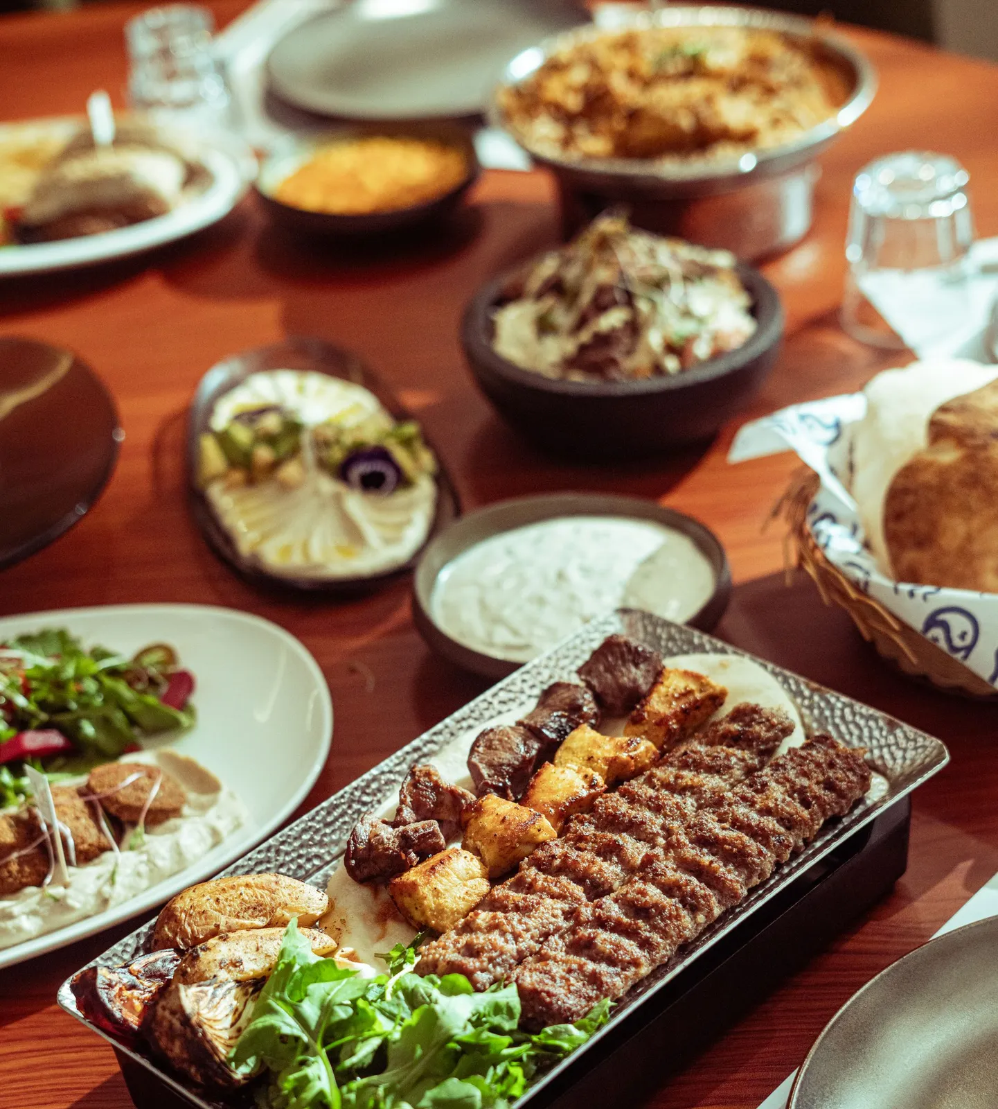 Grillade mixte de kebabs sur table de restaurant