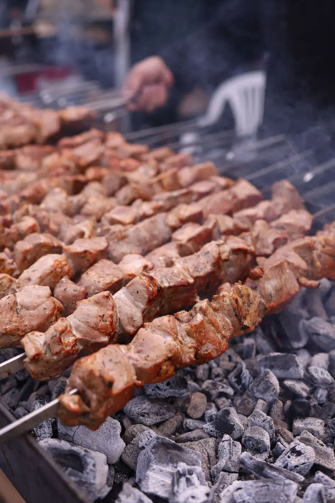 Brochettes d'agneau au-dessus du charbon