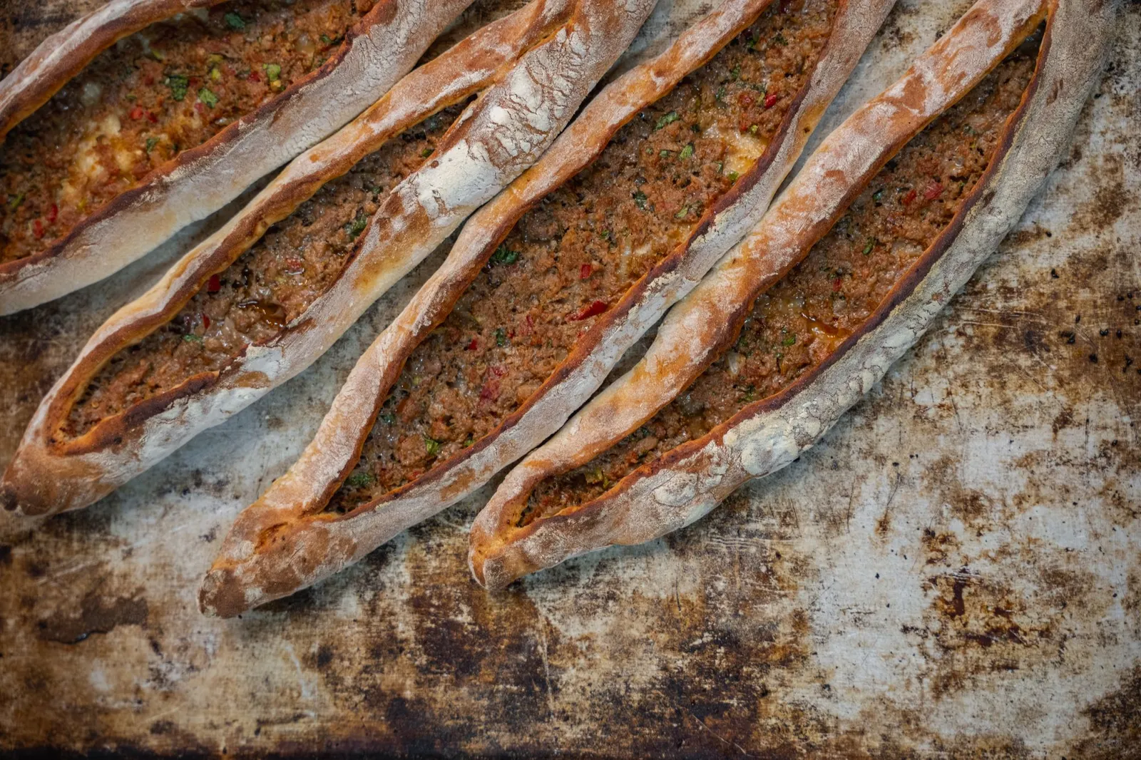 Pides à la viande sortant du four